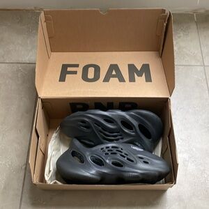 Yeezy Foam Runners in Mineral Blue Size 5 (Men’s 5, Women’s 7)